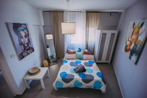 海法Central Haifa Quite Place的一间卧室配有一张床和一张桌子