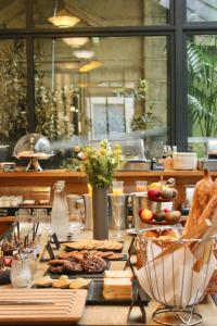 波尔多Le Boutique Hotel & Spa的一张长桌子,上面有食物