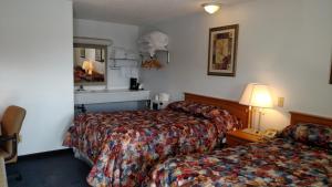 科迪怀俄明酒店的酒店客房,设有两张床和镜子