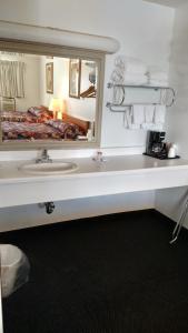 科迪怀俄明酒店的一间带水槽和大镜子的浴室