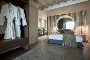 圣爱奥尼斯米科诺斯Amazon Suites的一间卧室配有一张床和一面大镜子