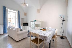 马丁纳弗兰卡Typical Apulian Apartment的白色的用餐室配有桌椅