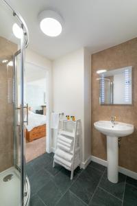 托伯莫里Harbour Guest House的一间带水槽和淋浴的浴室