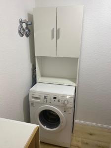 科特布斯Spree Chalet Cottbus的小房间里的洗衣机和烘干机