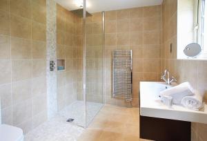 ChappelRamson Lodge的带淋浴、卫生间和盥洗盆的浴室