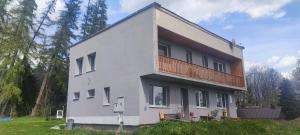 班斯卡 - 什佳夫尼察Ružová Vila的白色的房子,上面设有阳台