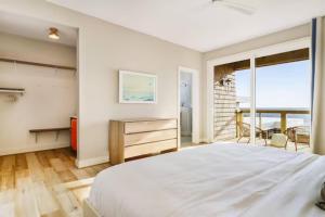 SalvoNew Modern Waterfront Home w Saltwater Pool的卧室设有一张白色大床和一扇窗户。
