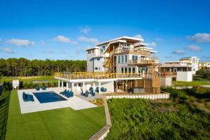 SalvoNew Modern Waterfront Home w Saltwater Pool的享有带游泳池的大房子的空中景致