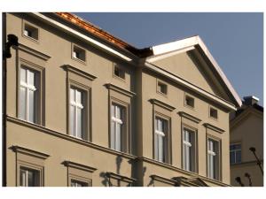 班贝格Monello Apartments - Charmanter Altbau的建筑的侧面有很多窗户