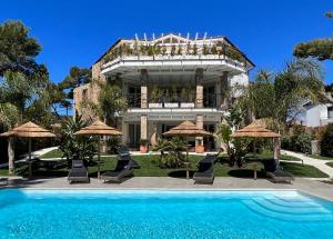 皮诺港Villa Aquamarina Pintadera Blu的别墅前设有游泳池