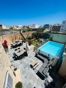 SiġġiewiId-dar Taz-zija Holiday Home including pool & garden的享有大楼游泳池的顶部景致