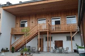 巴特温茨海姆Schwemmers "Alter Stall"的房屋设有木制甲板和庭院