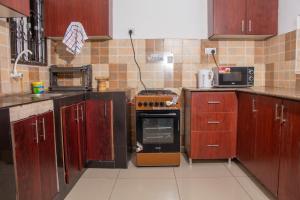 蒙巴萨Nyali 3 Bedroom Sea View Apartment的厨房配有木制橱柜和烤箱。