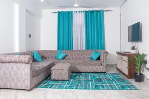 蒙巴萨Nyali 3 Bedroom Sea View Apartment的客厅配有沙发和蓝色枕头。