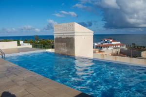 蒙巴萨Nyali 3 Bedroom Sea View Apartment的海景游泳池