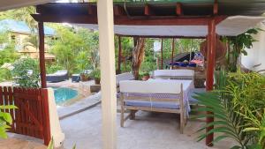 KwaleMami Wata House的一个带桌椅的庭院和一个游泳池