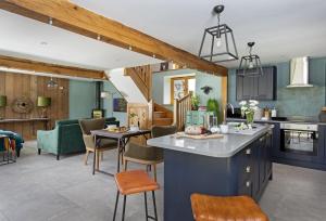 DowntonThe Timber Barn的厨房以及带蓝色橱柜的客厅。