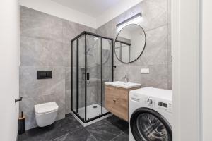 华沙Platinum Apartments的一间带洗衣机和洗衣机的浴室
