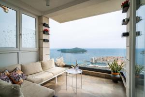 杜布罗夫尼克Luxury Apartment Libertas的带沙发的客厅,享有海景