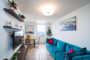 杜布罗夫尼克Luxury Apartment Libertas的客厅配有蓝色的沙发和电视