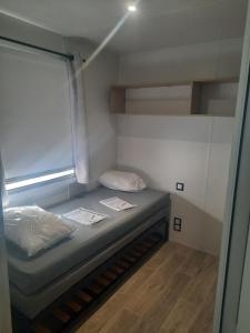 纳博讷Charmant mobil-home 178的一间小房间,房间内设有一张床