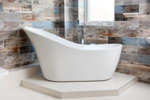 卡莱尔Stunning 1-Bed Cottage near Carlisle with Hot tub的浴室内一个位于柜台上的白色浴缸