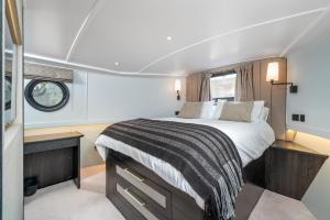 伦敦JOIVY Elegant houseboat near Canary Wharf的一间卧室,船上配有一张大床