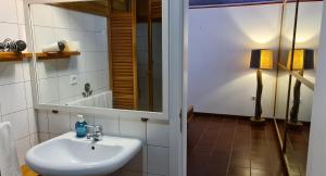 Castelo Branco昆塔梅亚埃拉农庄的一间带水槽和镜子的浴室