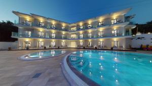 帕尔加Golden Lion Parga的大楼前设有游泳池的酒店
