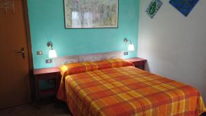 阿尔比尼娅洛坎达乐曼德利亚内酒店的一间卧室配有床和两个灯台