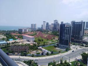 西哈努克Apartments in Star Bay with sea view的城市空中景观,建筑和高速公路