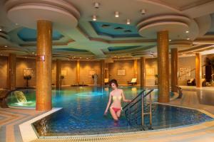 皇家郁金香阿拉木图酒店 内部或周边的泳池