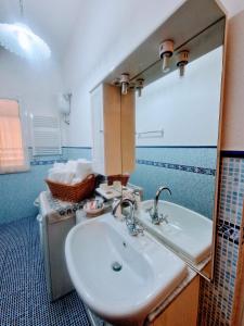 福洛尼卡Puzzle al Mare的一间带水槽和镜子的浴室