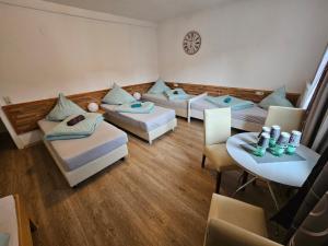 阿尔布斯塔特Hotel & Hostel Albstadt的带沙发和桌椅的客厅