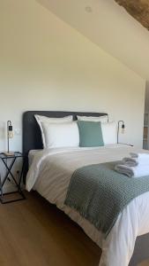 拉蒙塔涅Maison Divon的卧室配有白色大床和白色枕头