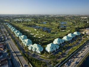 迈阿密Apartment Provident Doral at The Blue-2 by Interhome的享有带高尔夫球场的度假村的空中景致