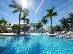 迈阿密Apartment Provident Doral at The Blue-8 by Interhome的一个带喷泉和棕榈树的游泳池