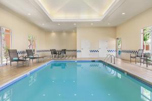 斯帕克斯Fairfield Inn & Suites by Marriott Reno Sparks的一个带椅子和桌子的大型游泳池