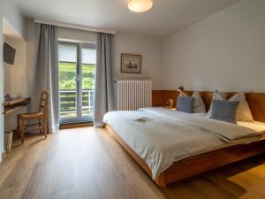 维安登海因茨酒店的一间卧室设有一张大床和一个窗户。