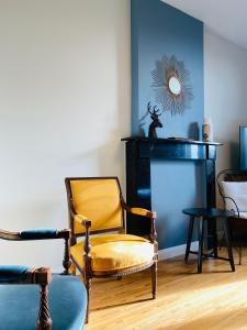 特纳维耶L'Aubier的客厅配有椅子和镜子
