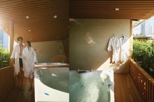 曼谷Arck Hotel的两人站在带浴缸的浴室