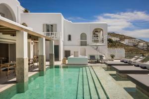 圣斯特凡诺斯Grace Mykonos的一座带游泳池和房子的别墅