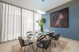 利雅德Mabaat - Hittin - 519的一间带桌椅和绘画的用餐室