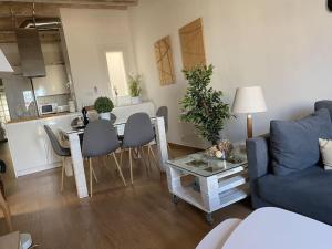 塔拉戈纳Fantastico Tarragona Corsini Apartment-1, en el centro con parking的客厅配有蓝色的沙发和桌子