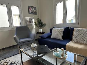 卡利诺岛Irene's house的客厅配有蓝色的沙发和椅子