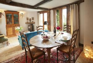 PauntleyElinor Fettiplace的一间带木桌和椅子的用餐室