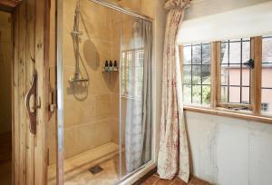 PauntleyElinor Fettiplace的带淋浴的浴室和窗户。