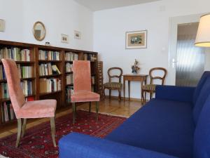 弗里堡Apartment Pérolles by Interhome的客厅配有沙发、椅子和书架
