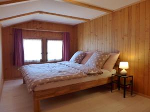 NiederriedApartment Chalet Vamika by Interhome的一间卧室设有一张大床和窗户