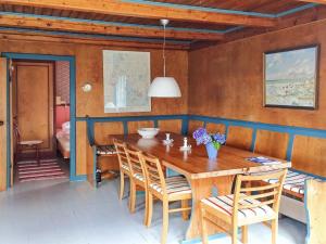 瓦伊厄斯斯特兰德Holiday Home Jorid - 300m from the sea in Western Jutland by Interhome的一间带木桌和椅子的用餐室